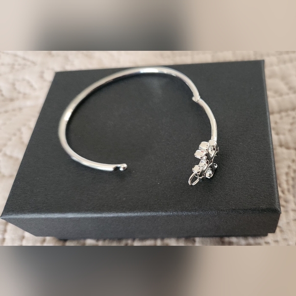 NWOT Tory Burch Eleanor Hinged 18K Plated Bracelet - Picture 2 of 4